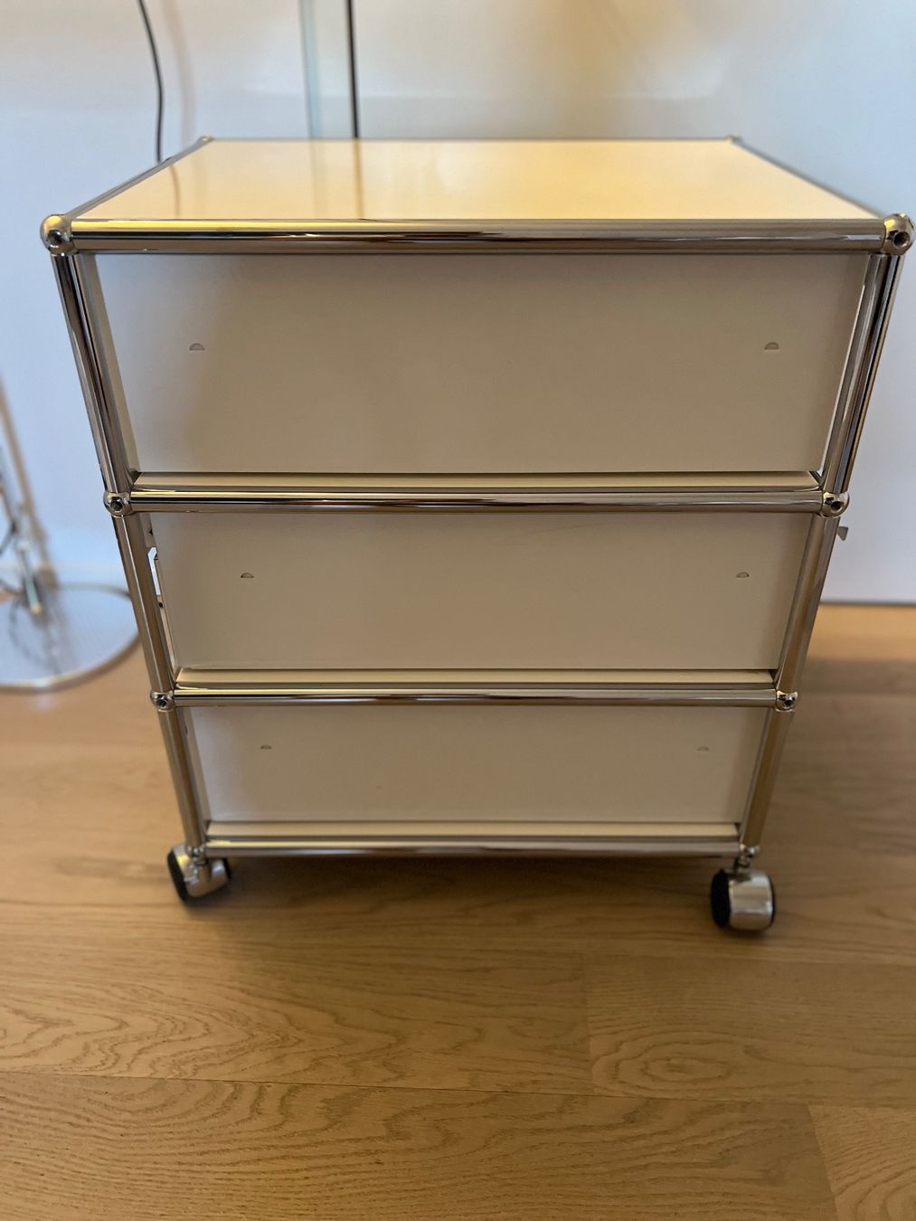 USM Eléments de bureau: Rollcontainer USM Haller mit 3 Schubladen in Weiss – D'occasion à Winterthur par mic_l98y 1