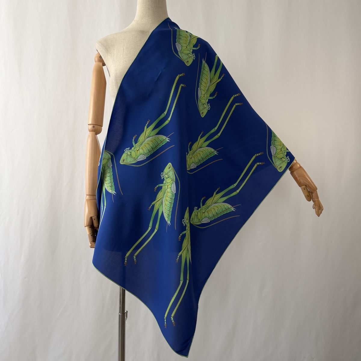 Fabric Frontline Foulard & Sciarpe: FABRIC FRONTLINE Silk Scarf – Nuovo (secondo la descrizione) da Emmen venduto da Colette-Juliette 1