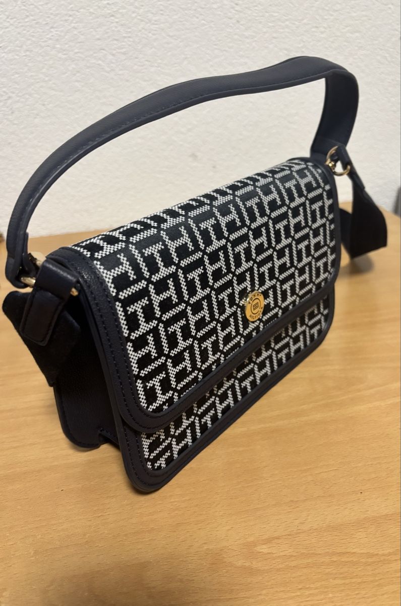 Tommy Hilfiger Taschen für Damen: Tommy Hilfiger Tasche monogramm  – Neu (gemäss Beschreibung) aus Stallikon von Toluu 1