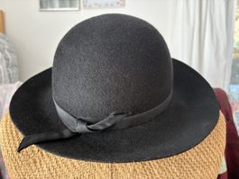 schwarzer klassischer Filzhut