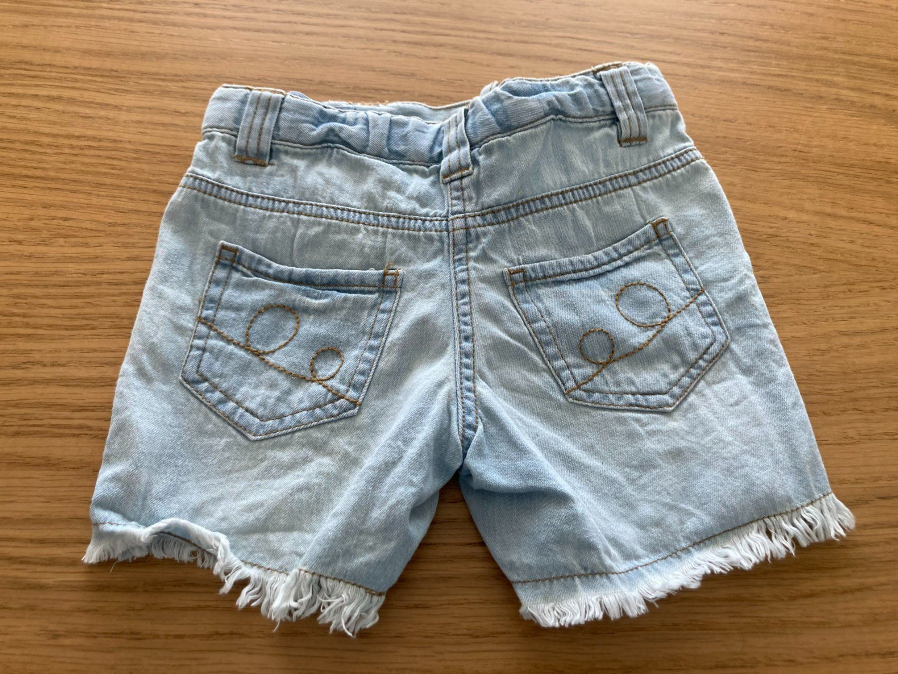 Pantaloni: Shorts mit Fransen – Usato da Muttenz venduto da Juvenile33 1