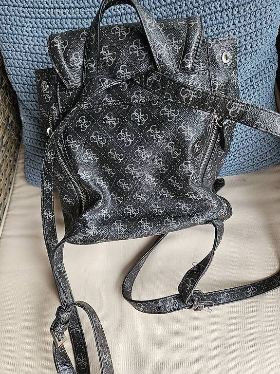 Guess Rucksäcke: Guess Rucksack – Gebraucht aus Zollikofen von nel_5f8w 1