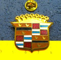 CADILLAC GROSSS AUTO PIN ENAMEL GOLDIG 37x33mm GROSSSS
