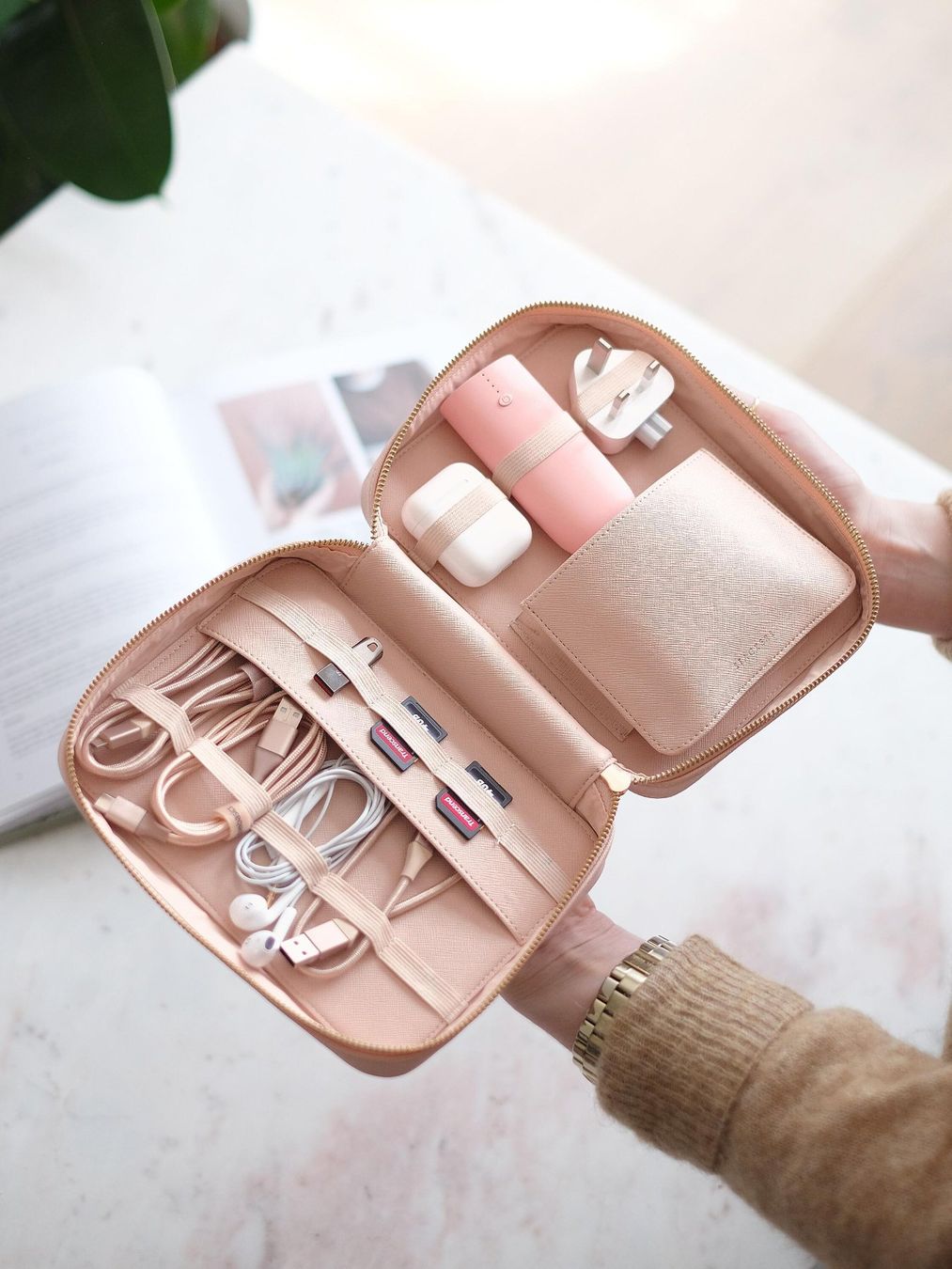 Covers & Borse: STACKERS CABLE TIDY - KABELETUI ROSE BLUSH - FABRIKNEU – Nuovo e nell'imballaggio originale da Reinach AG venduto da pussi100