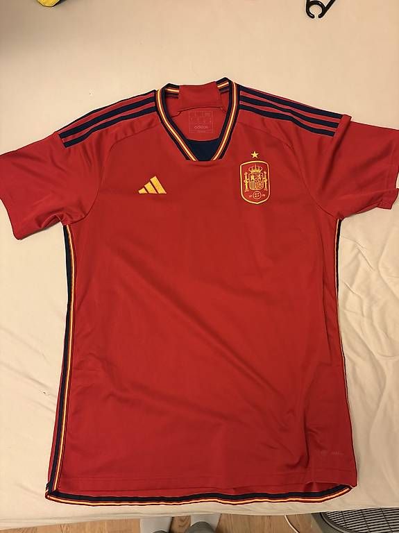 Adidas Leibchen & Hosen: Original Spanien Heim Trikot Grösse L – Gebraucht aus Rufi von Selina1534