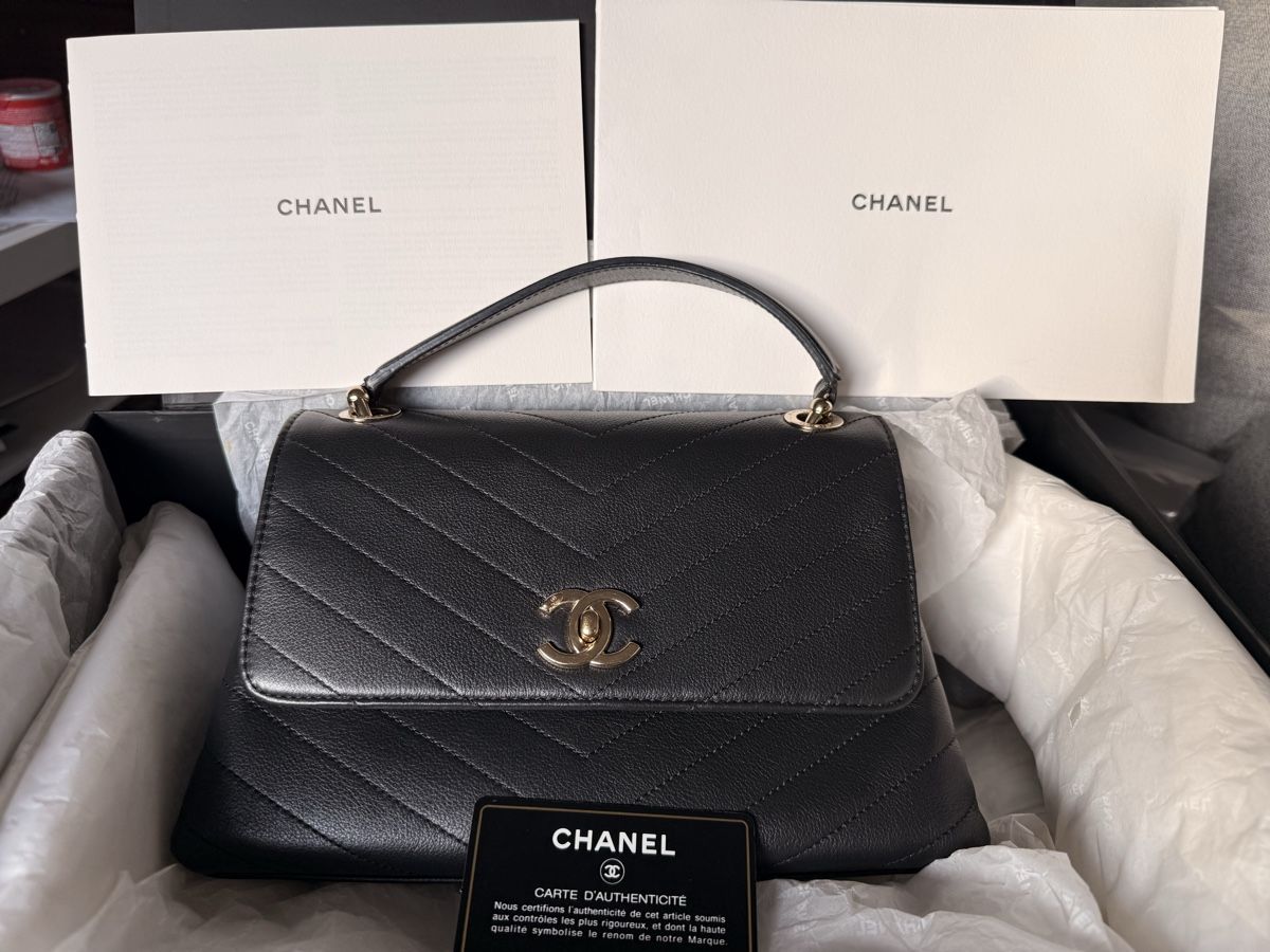 Chanel Borse da donna: Chanel Coco Top Handle Chevron Calfskin Leather GHW – Usato da Münchenstein venduto da watchpatrol