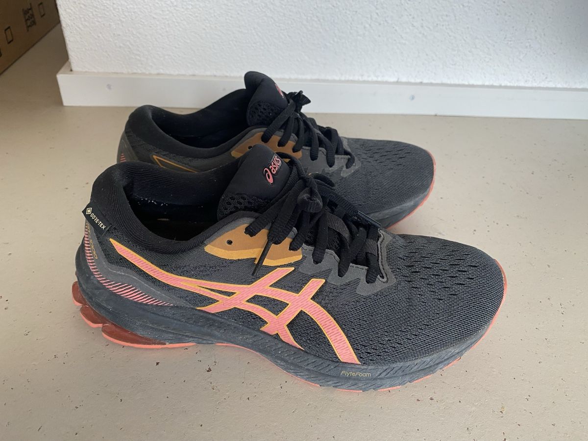 Asics Scarpe da donna: Asics wasserdicht – Usato da Zürich venduto da Design08