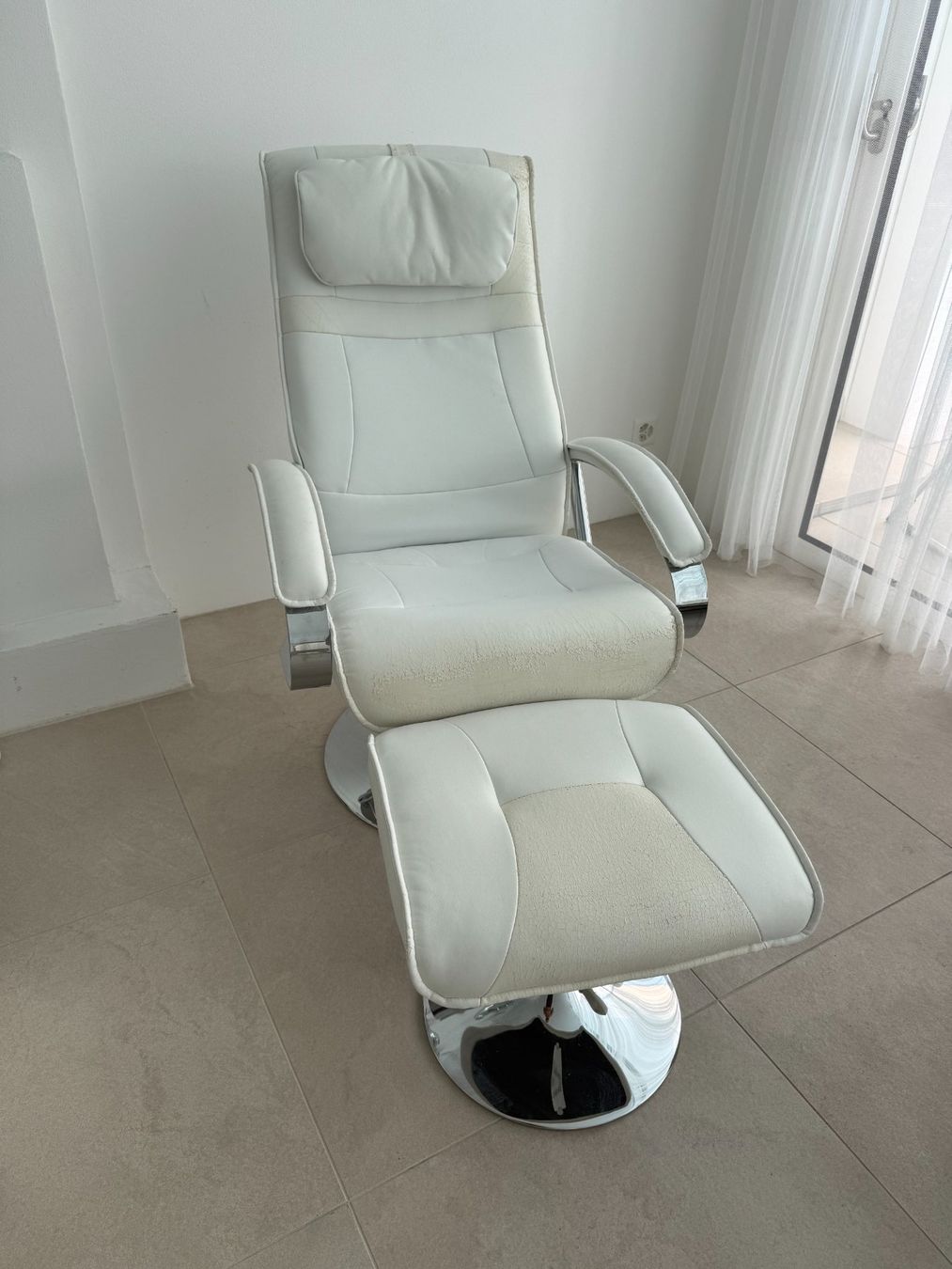 Poltrone: Sessel mit Hocker weiss Lederoptik gebraucht – Usato da Spiez venduto da danfi 1