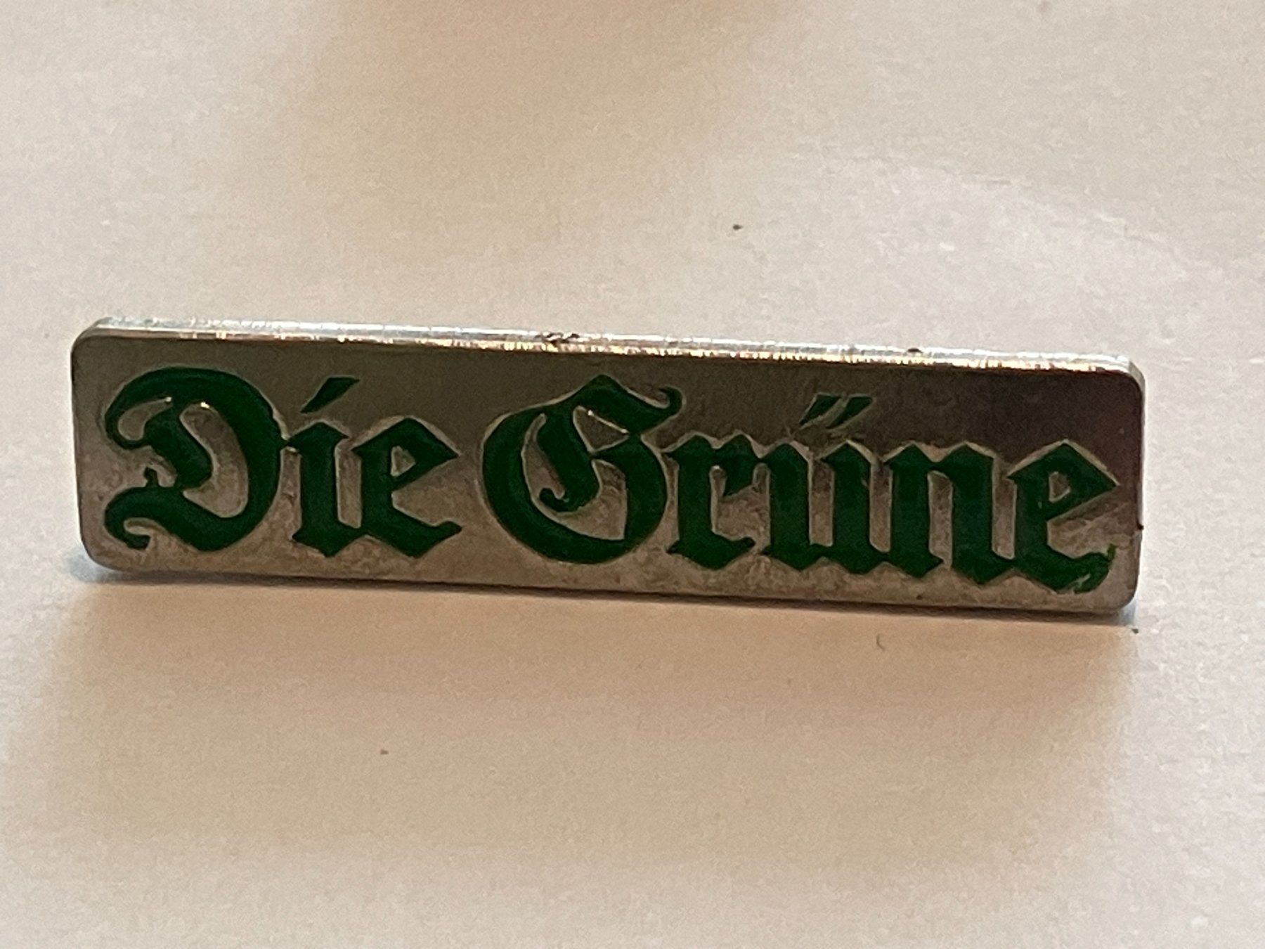 Placchette & Badge: 1 Pin Die Grüne – Usato da Basel venduto da djwwpp