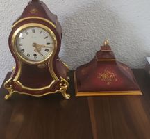 Elegante antike Tischuhr mit Sockel - wunderschönes Dekor!