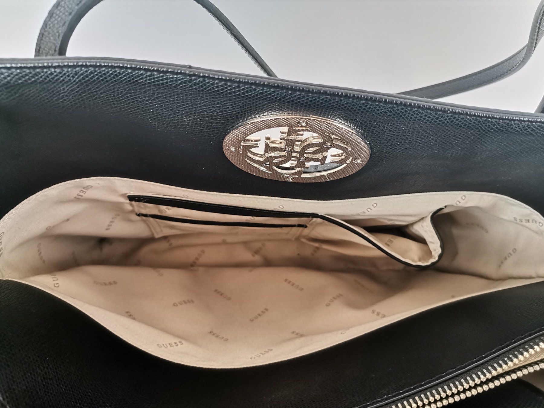 Guess Borse da donna: GUESS Henkeltasche Schwarz – Usato da Schaffhausen venduto da Restwert_SH 6