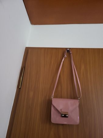 Sac Gabor rose verni, parfait pour le printemps! 👛🌸 