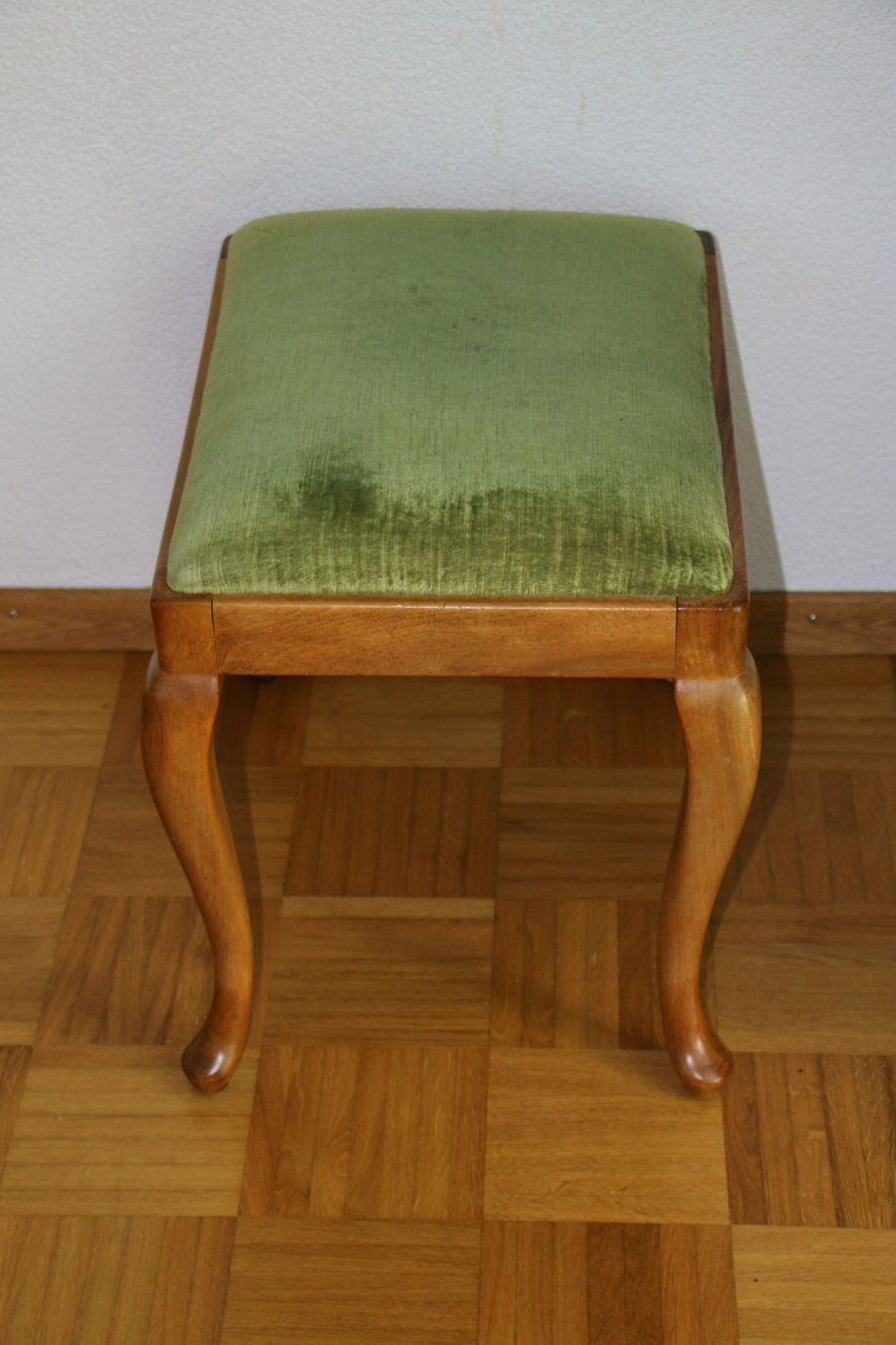 Sgabelli: antiker Hocker mit grünen Samtbezug – Usato da Luzern venduto da Simona15 2