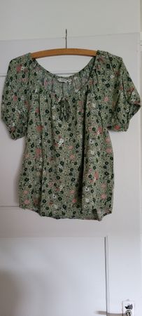 Sommerliche Bluse mit Blumenmuster, Grösse M, Top Zustand