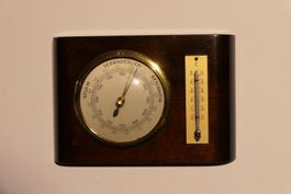 Vintage Barometer mit Thermometer auf Holz