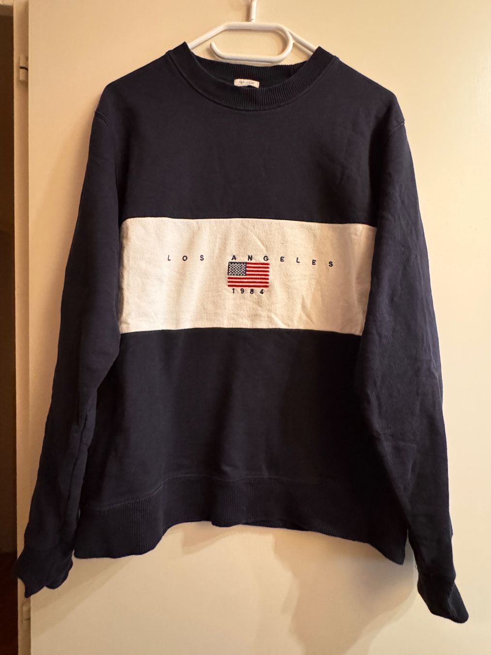 Brandy Melville Pullover & Sweatshirts: Sweatshirt Brandy Melville bleu marine – Gebraucht aus Genève von Lucie.hwrth 1
