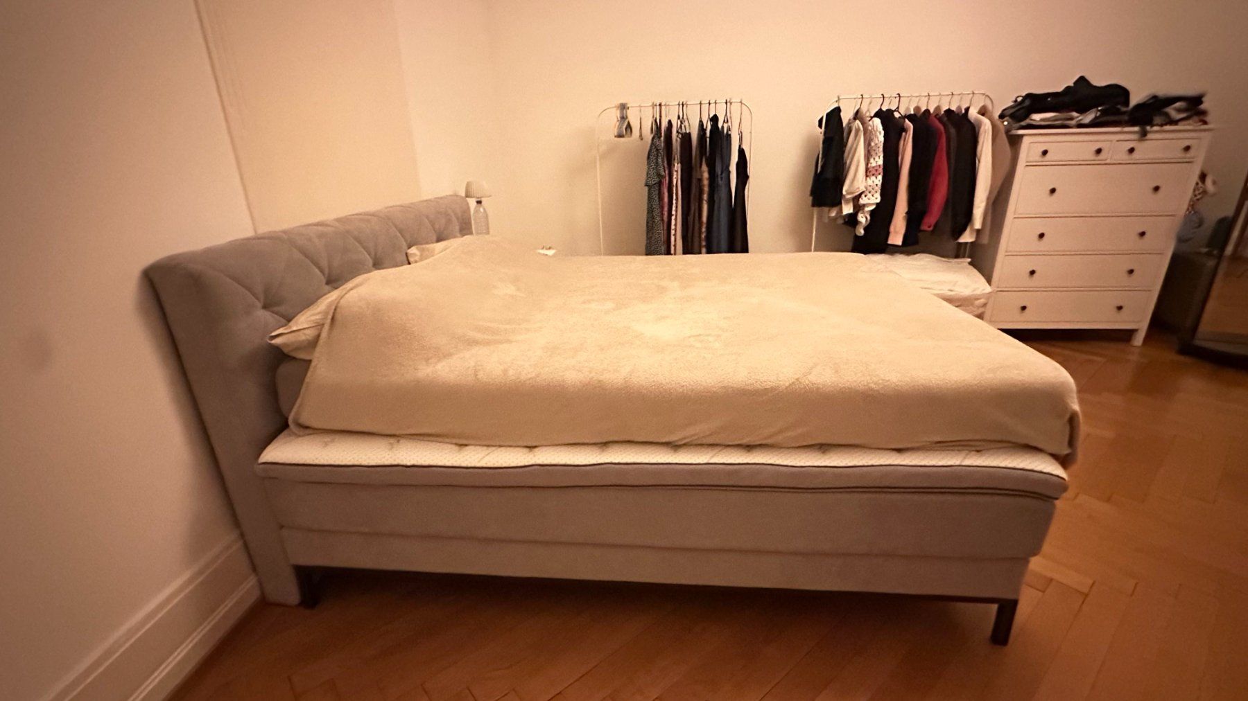 Letti: Light Grey Designer Bed – Nuovo (secondo la descrizione) da Zürich venduto da vik_p5j8