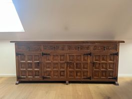 Spanisches Sideboard aus Massivholz, handgeschnitzte Details