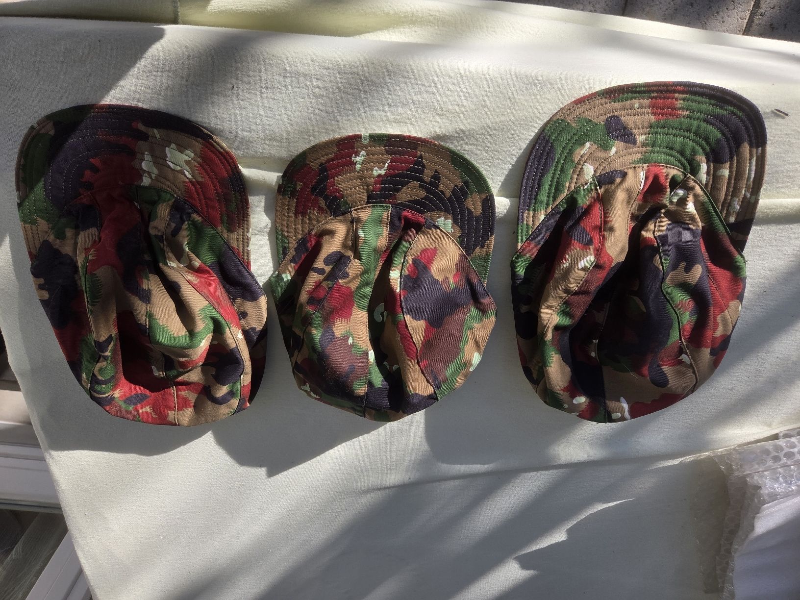 Altro in  Abbigliamento & Accessori: 3 swiss militärcaps tarnfarben – Nuovo (secondo la descrizione) da Ermenswil venduto da Chicha
