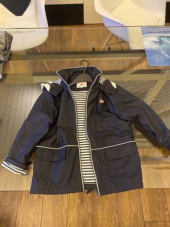 Veste de pluie jamais utilisé week-end à la mer taille 7ans