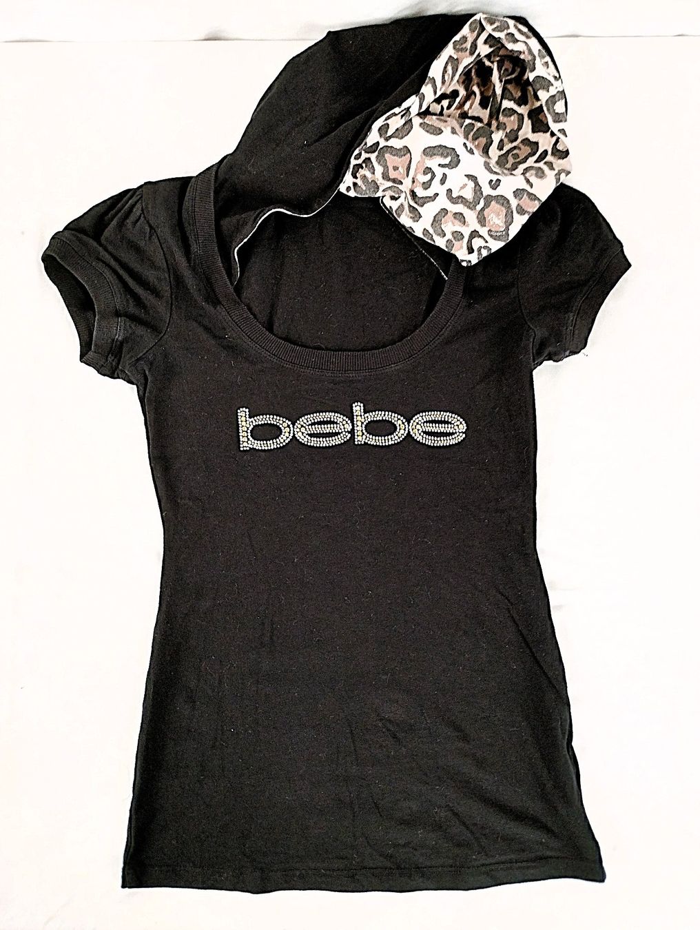 T-Shirts: BEBE T-shirt mit Kapuze Gr. S – Gebraucht aus Schübelbach von Restwert_Schubelbach