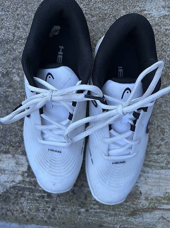 Chaussures garçon: Chaussure pour tennis – D'occasion à Corcelles-pres-Concise par Dilem