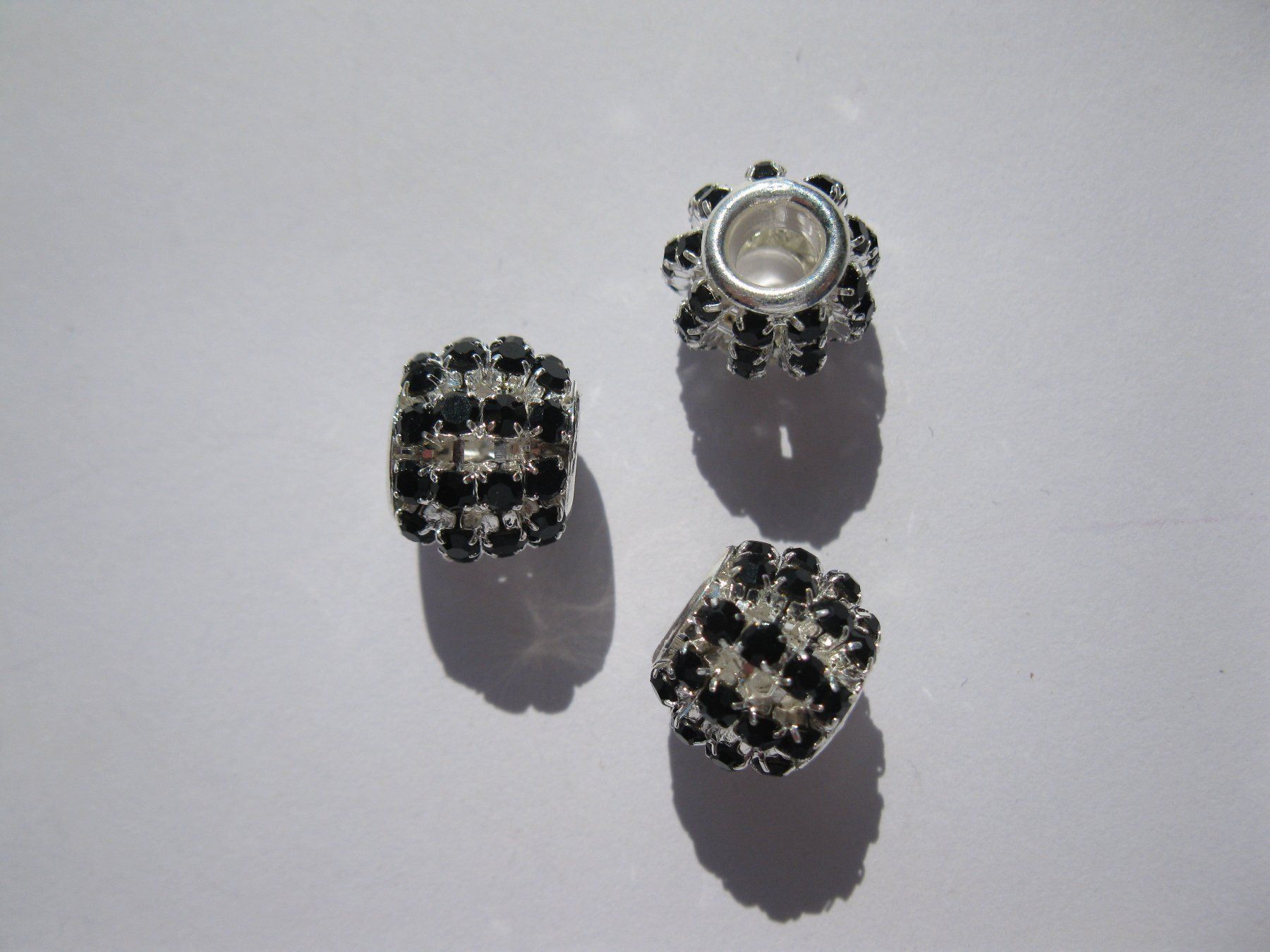 Perle (finte): Grosslochperle, Bead versilbert, Strass schwarz – Nuovo e nell'imballaggio originale da St. Margarethen TG venduto da LuanaKa 1