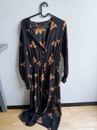 Schönes Herbstkleid mit Blättermuster, Grösse XS