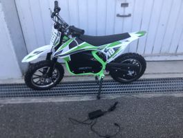 Elektro Motorrad Kinder grün weiss Grösse 18 guter Zustand