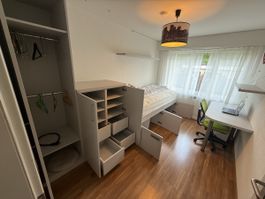 Ein exklusives, massangefertigtes Kinderzimmer, inkl.Matratz