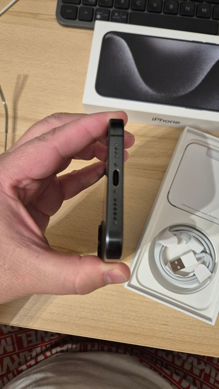 Apple Telefoni cellulari / Smartphones: iPhone 15 Pro Max 256GB Black Titanium 3050 – Usato da Münchenbuchsee venduto da MV_Solutions 7