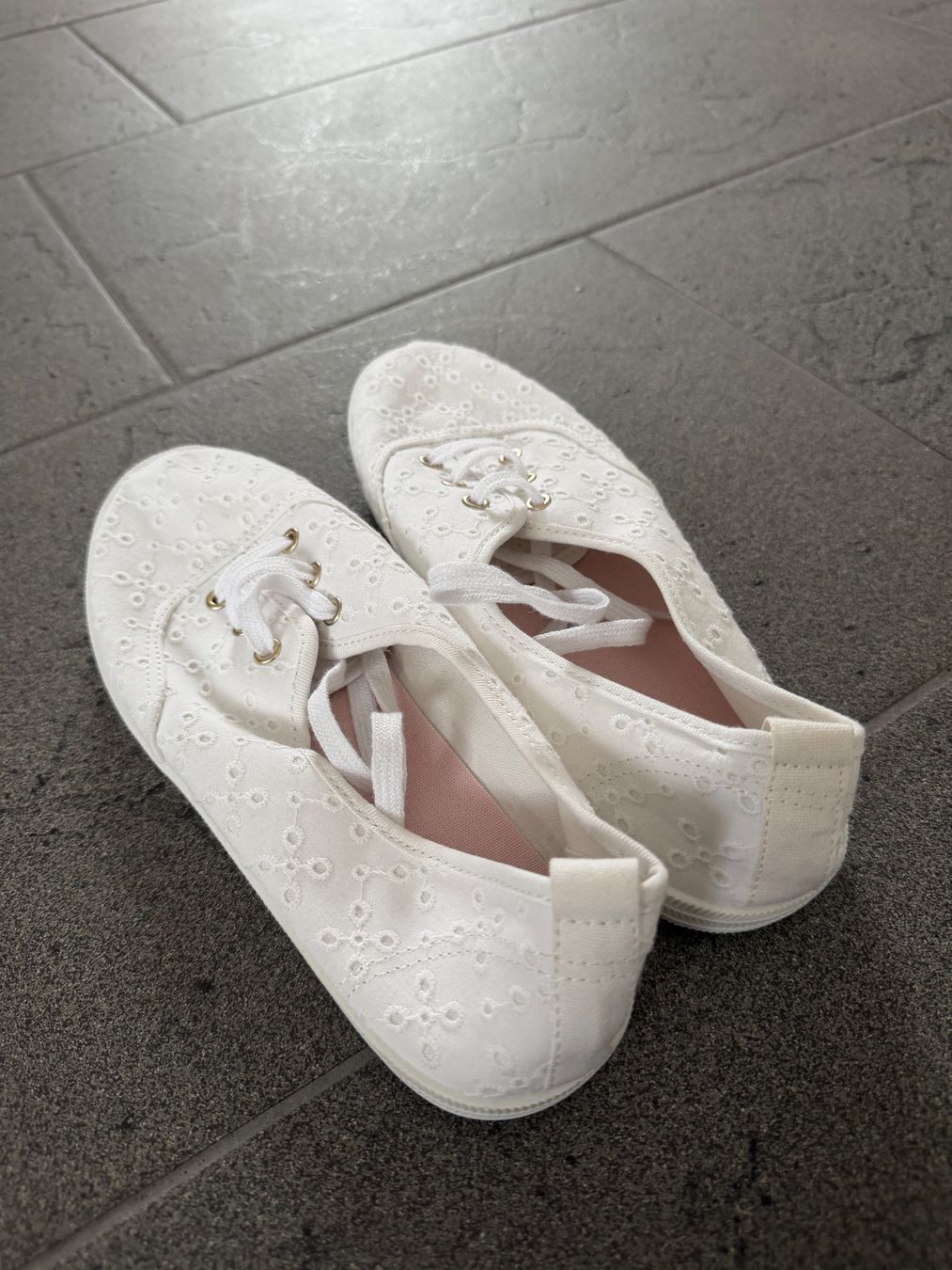 Damenschuhe: Sneaker weiss gemustert Grösse 39 – Neu (gemäss Beschreibung) aus Rupperswil von Nila_7 1