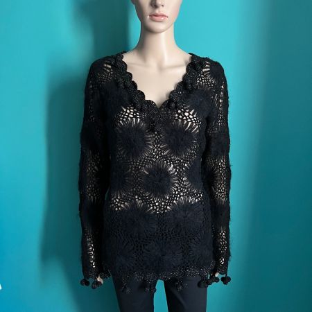 schwarzes TUZZI Strick Shirt mit kleinen Bommel am Bund 🖤