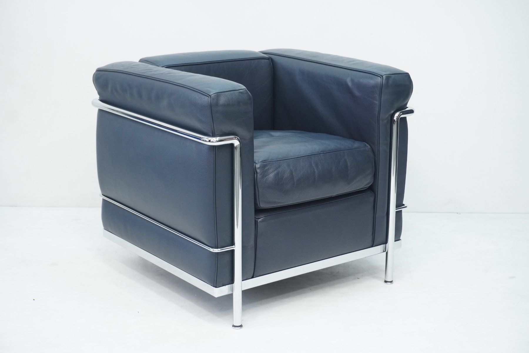 Cassina Sessel: Cassina LC2 Sessel Le Corbusier Leder dunkelblau – Gebraucht aus Bad Zurzach von QLASSIQ 1
