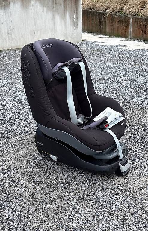 Seggiolini per auto: Maxi Cosi FamilyFix mit Kindersitz – Usato da Zollikon venduto da JohnSenker