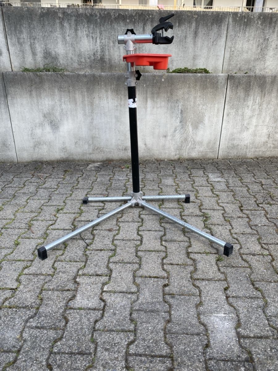 Cavalletti per biciclette: Velo-Reinigungs-Ständer – Usato da Hinwil venduto da Familie_99