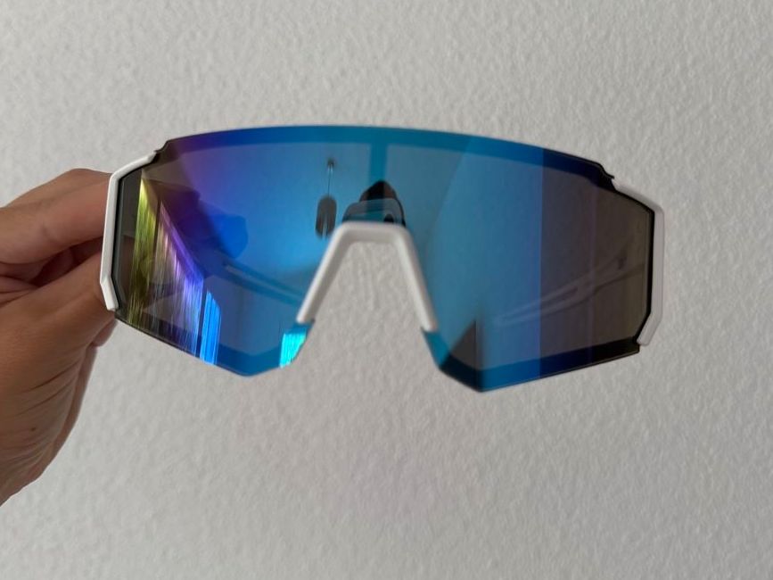 Occhiali & Lenti: Sporty White Sunglasses – Nuovo e nell'imballaggio originale da Gränichen venduto da Domsiiiii
