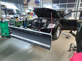 Nissan Navara Schneepflug Fahrzeug
