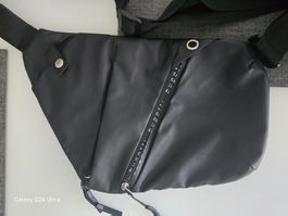 Sacoche Bugatti noir, imperméable, idéale pour l'été!