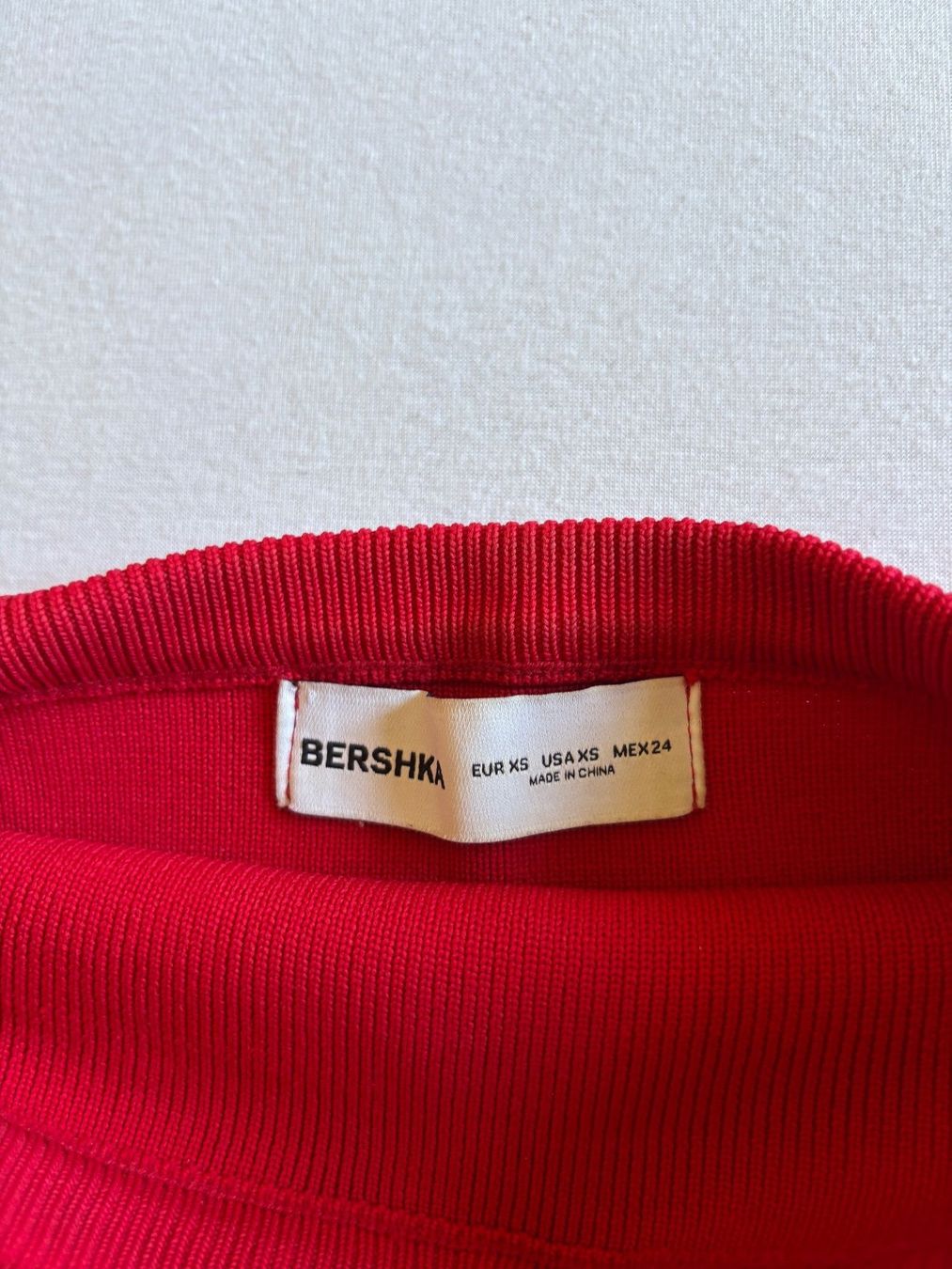 Bershka Blouses, T-shirts & Tops: Rotes Oberteil – D'occasion à Luzern par julopaji 1