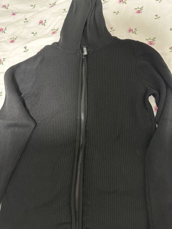 Schwarze Strickjacke mit Kapuze