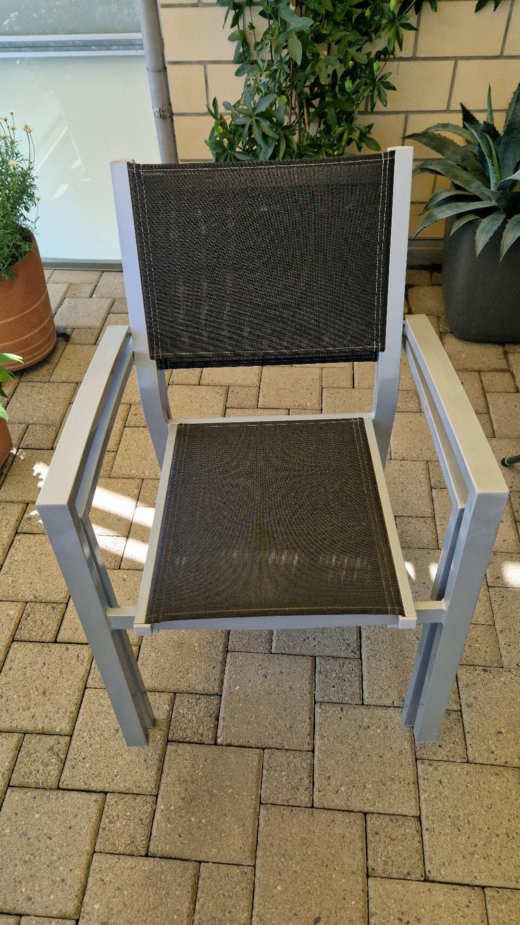Stühle: Zwei schöne, solide, stappelbare Gartenstühle – Gebraucht aus Thalwil von Feldbo 3