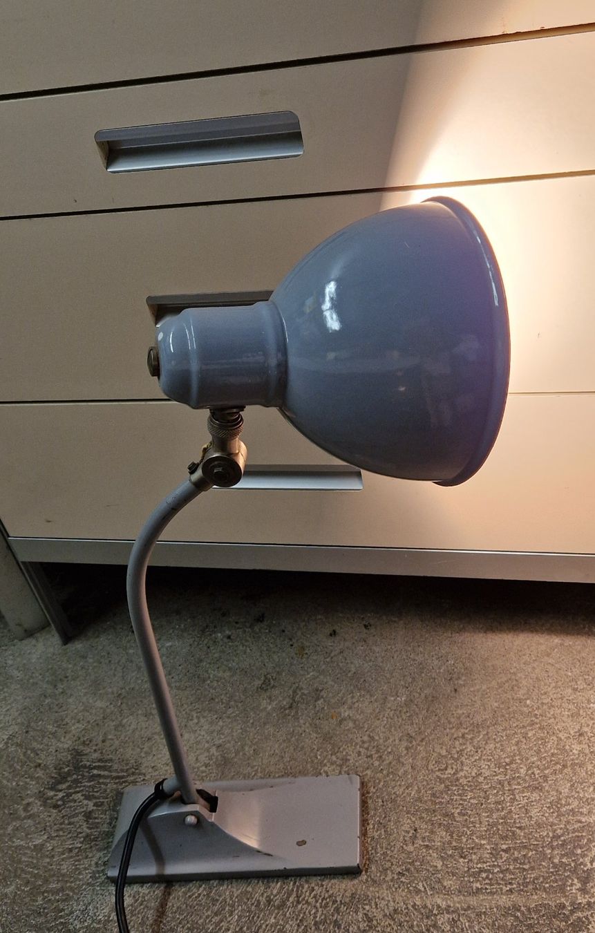 Schweizer Armee Lampade: ALTE INDUSTRIE BÜROLAMPE – Usato da Bilten venduto da Mic2022