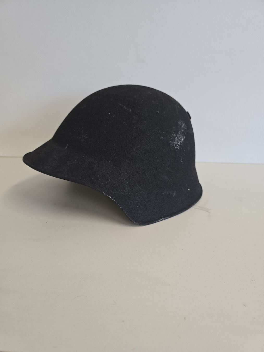 Uniformi & Effetti personali: Alter Militäerhelm, Sammlerstück – Usato da Tuggen venduto da Zweitechanceboutique