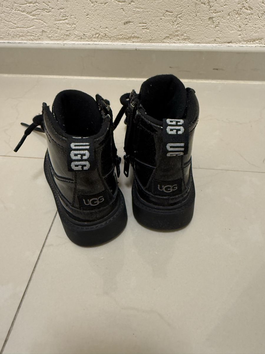 Ugg Schuhe für Mädchen: Stiefel UGG schwarz Glitzer 22 – Gebraucht aus Reinach BL von team8596 2