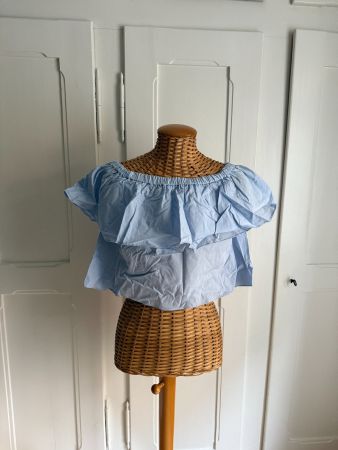 BERSHKA - Carmen-Top hellblau mit Volants L