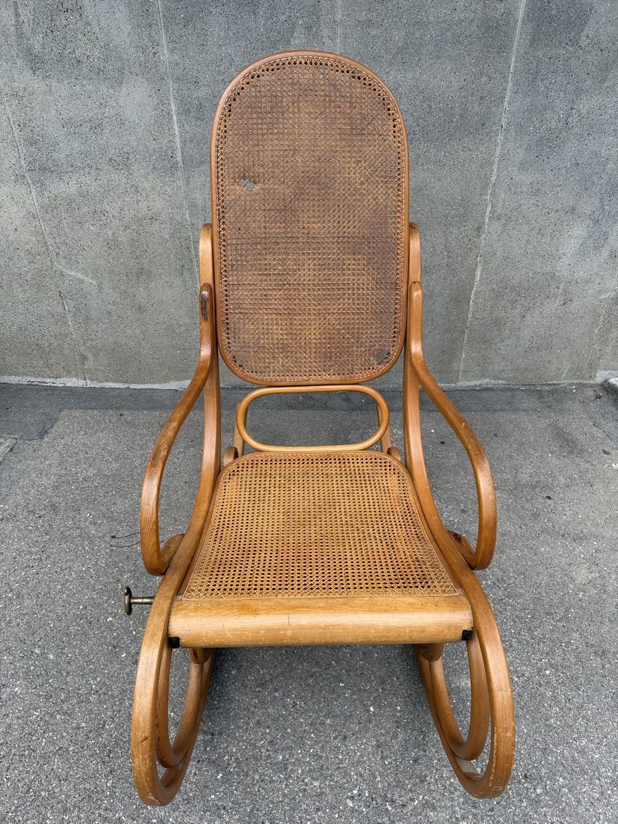 Thonet Sedie: Schaukelstuhl mit aufklappbarem Fussteil – Usato da Zürich venduto da Kue_Zuerich 3