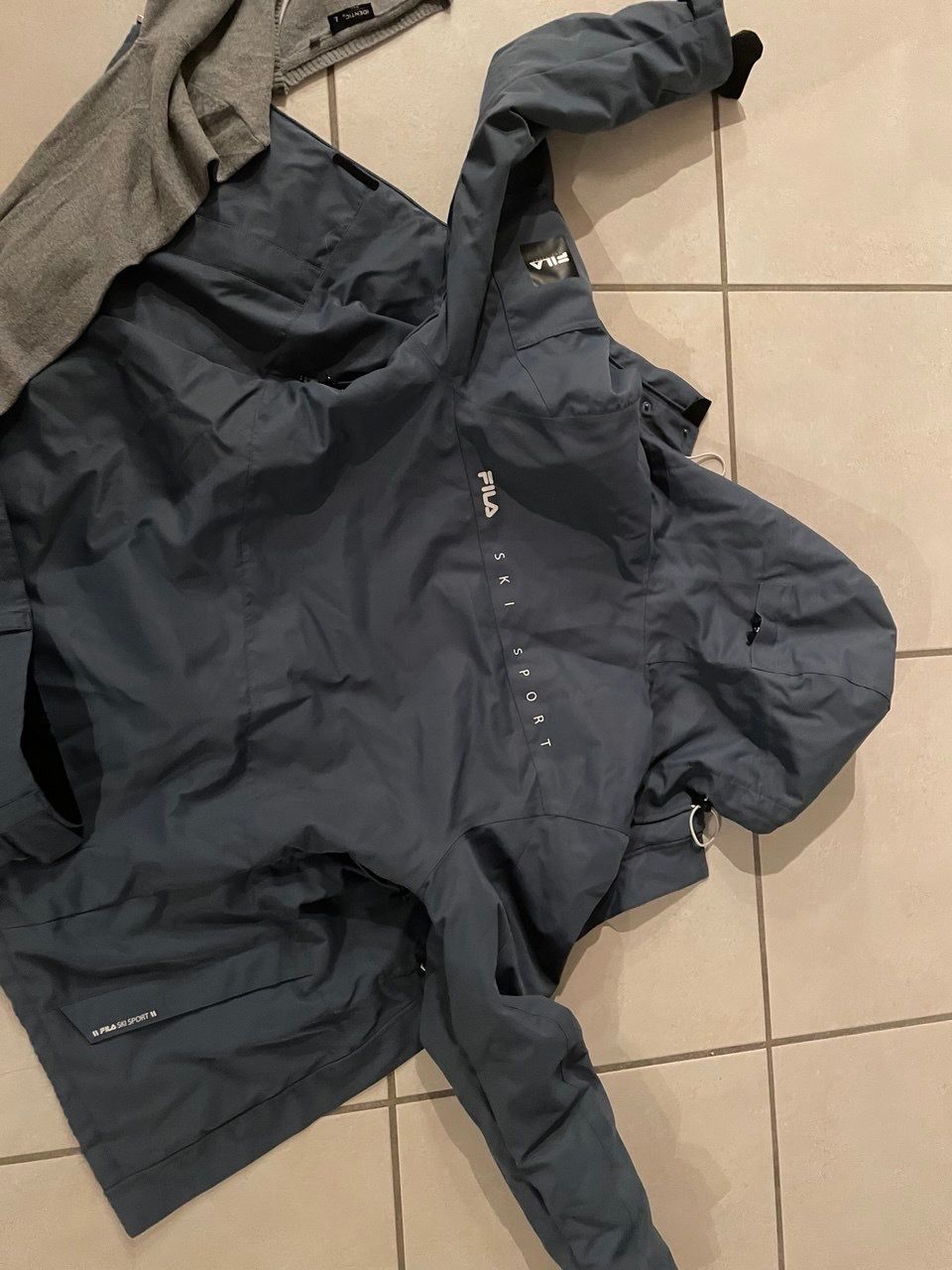 Fila Lotti di vestiti: Fila Ski-Anzug Set, neuwertig , Grösse M, Underarmor Pulli – Nuovo (secondo la descrizione) da Grüningen venduto da kleiderstar 1