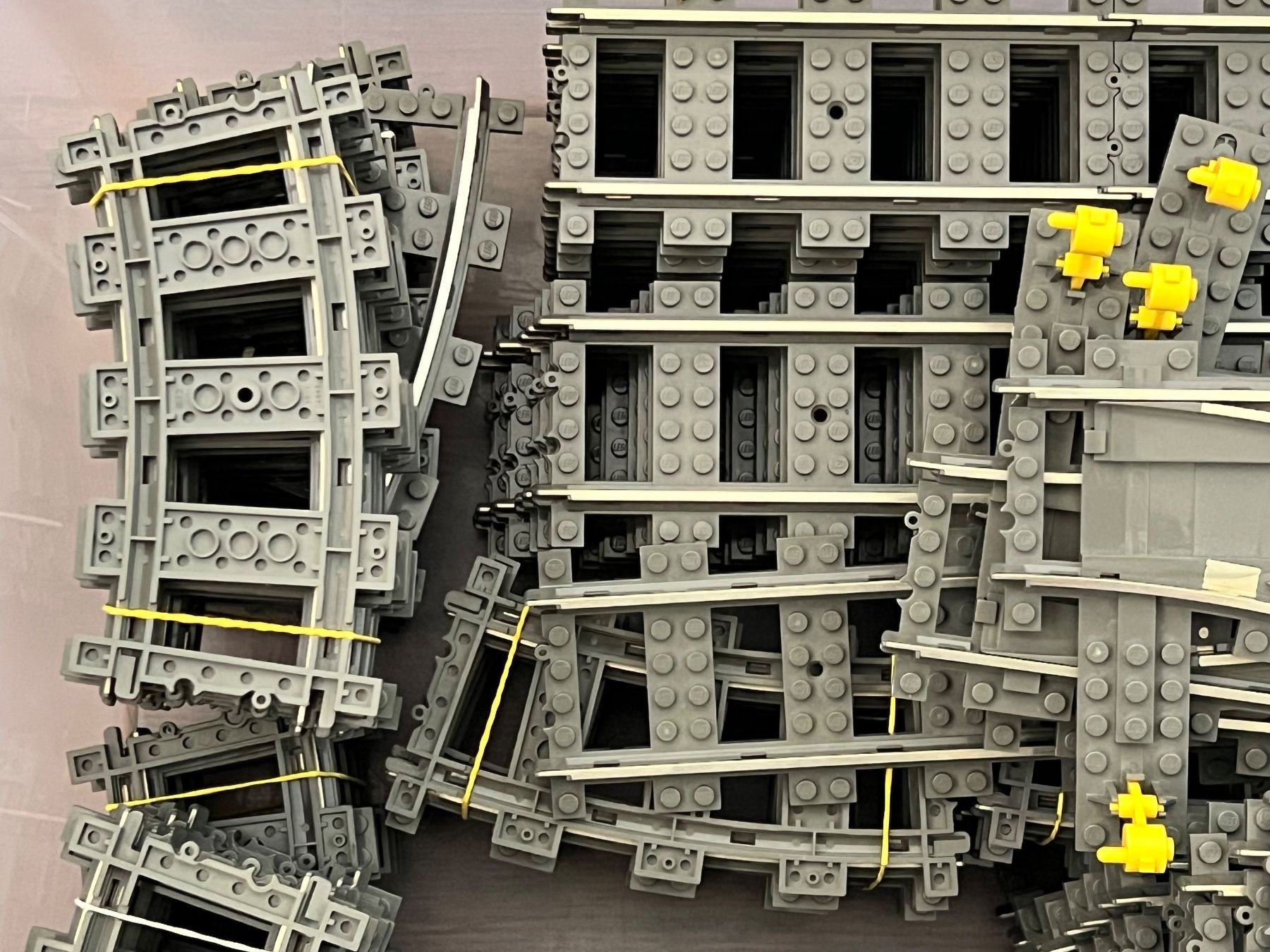 Lego Giocattoli: Kiste mit LEGO 9v System Schienen – Usato da Uttigen venduto da sonorsonic 1