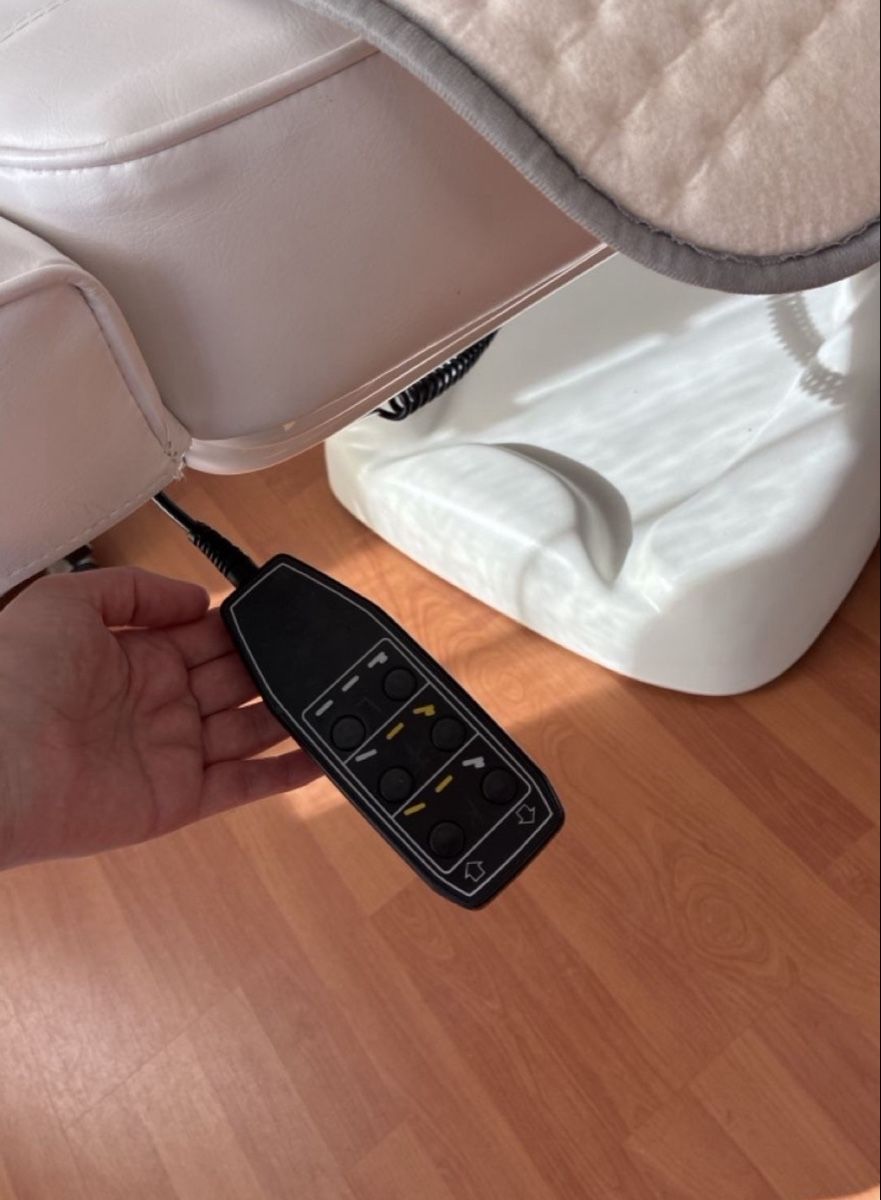 Lettini & sedie per cosmetici: Schöne Kosmetik Liege elektrisch. – Usato da Seon venduto da juliabuster117 2